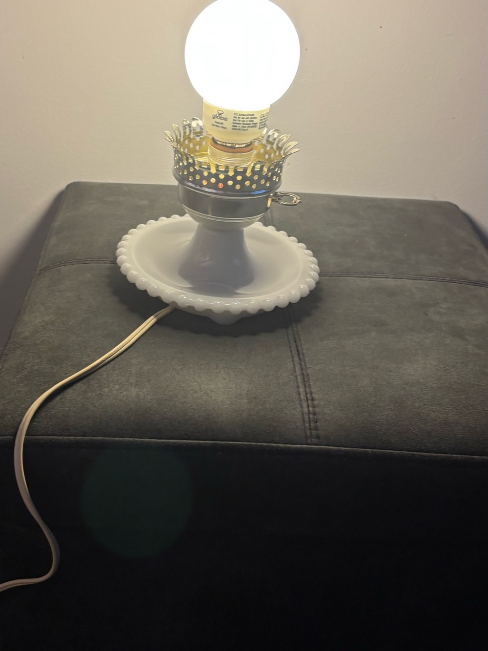 Vintage Milk Glass Lamp Base / Base lampe verre de lait